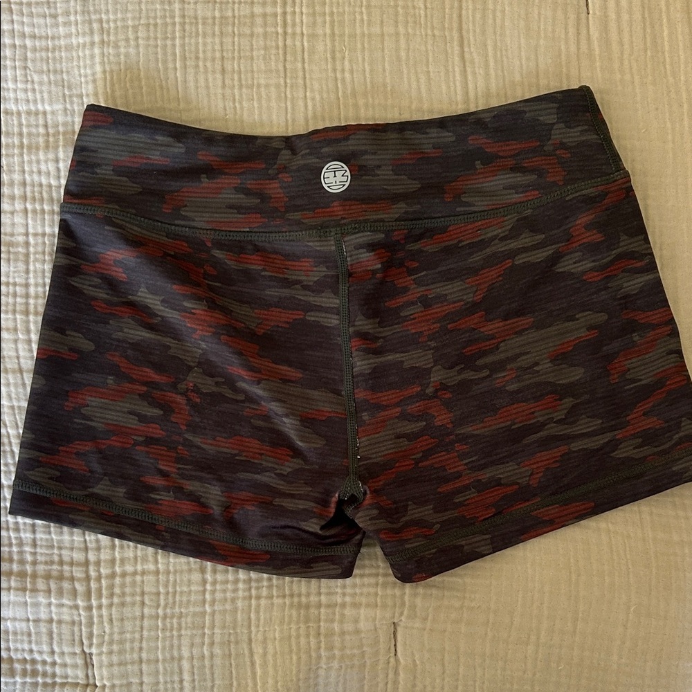 High-Rise Camo Bike Shorts - Red & Black
